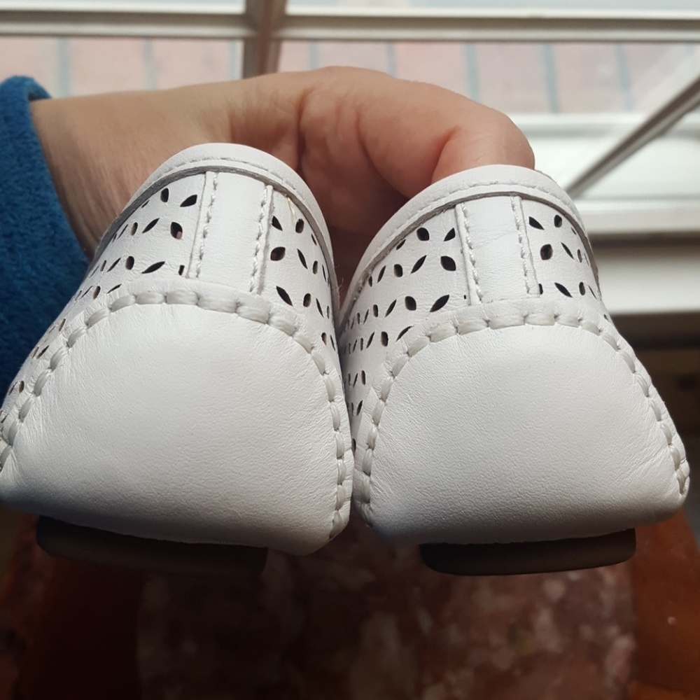 Michael Kors White & Gold Driving Mocs, size 7 - Picture 4 of 8